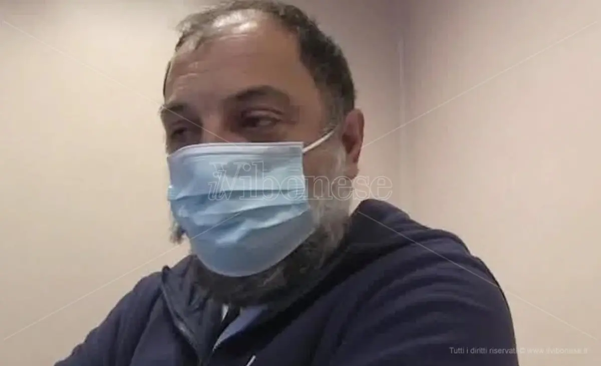 Vibo, il medico aggredito in ospedale: «Stanchi e umiliati, impossibile lavorare così» - Video