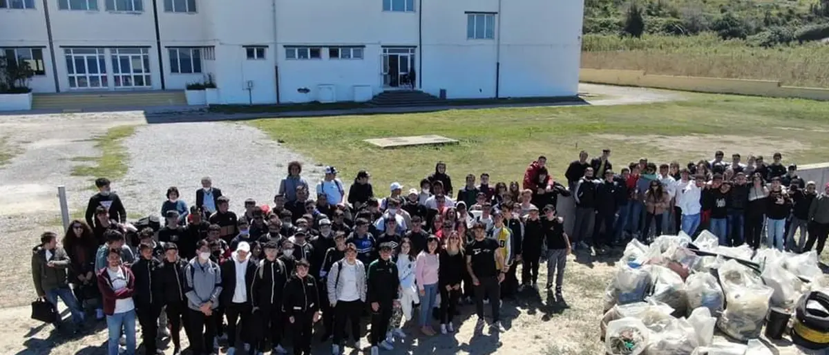 \"Giornata del mare\": gli alunni del Nautico di Pizzo puliscono le spiagge