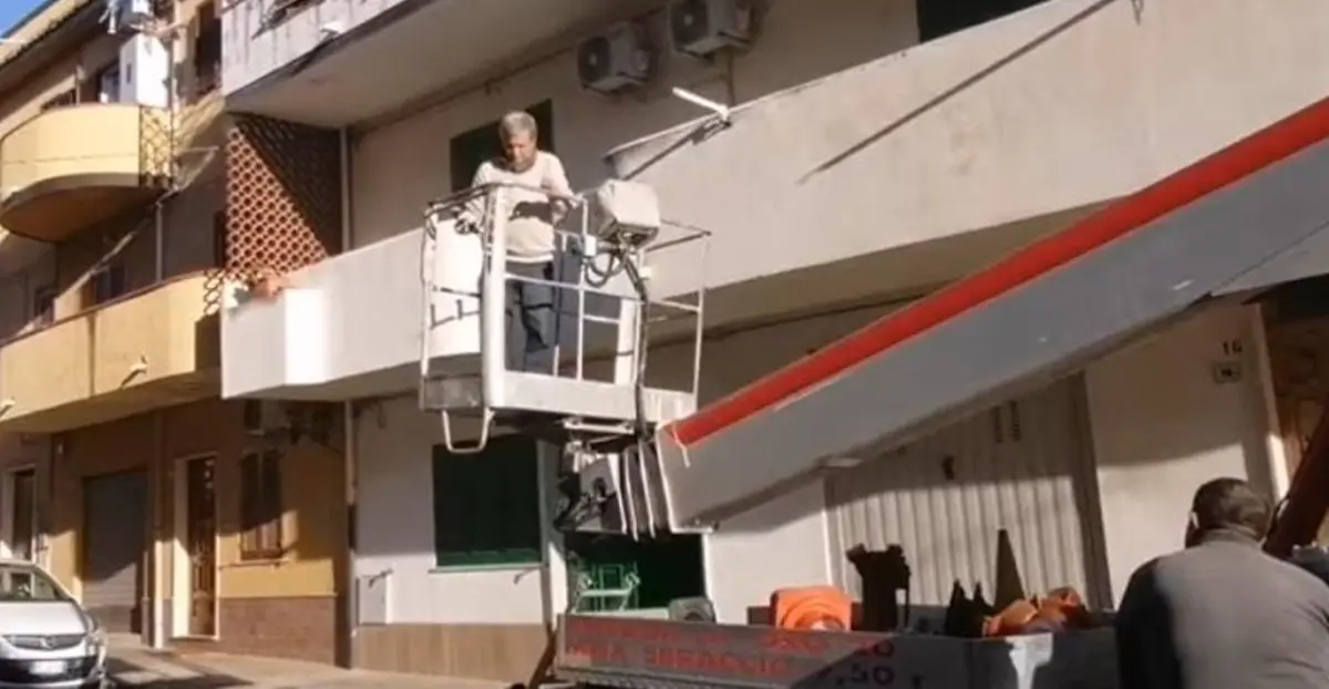 Parghelia, il sindaco si improvvisa \"vigile del fuoco\" e salva un rondone