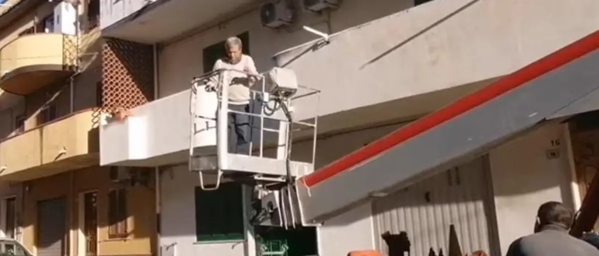 Parghelia, il sindaco si improvvisa \"vigile del fuoco\" e salva un rondone