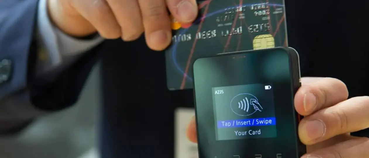 Blocco dei pagamenti con carte e bancomat: tecnici al lavoro