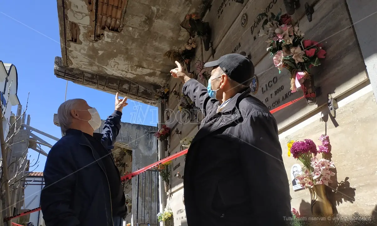 Al cimitero di Bivona come in guerra: «Qui ci vuole l'elmetto per piangere mia figlia» - Video