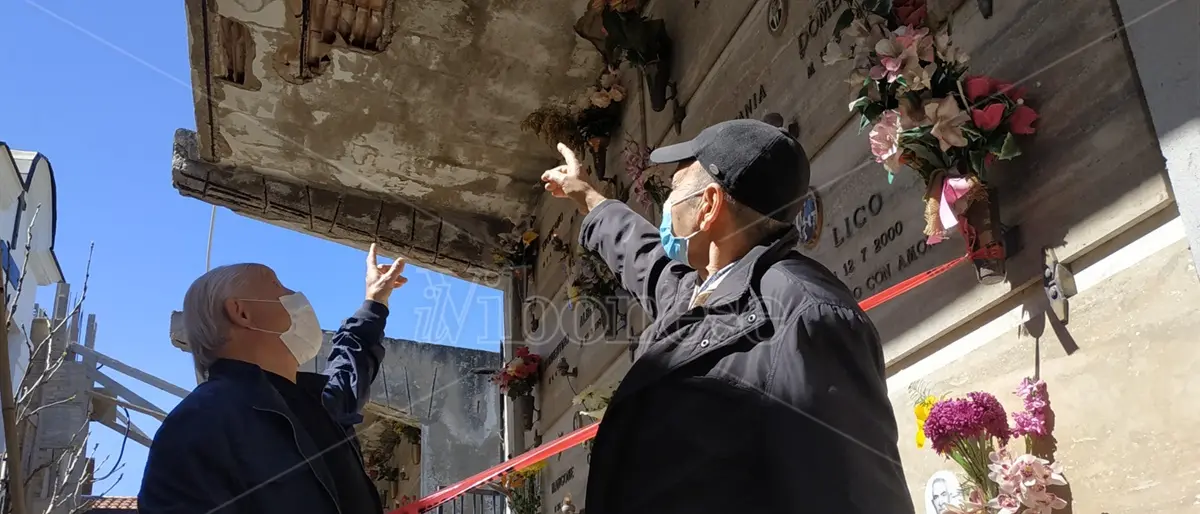 Al cimitero di Bivona come in guerra: «Qui ci vuole l'elmetto per piangere mia figlia» - Video
