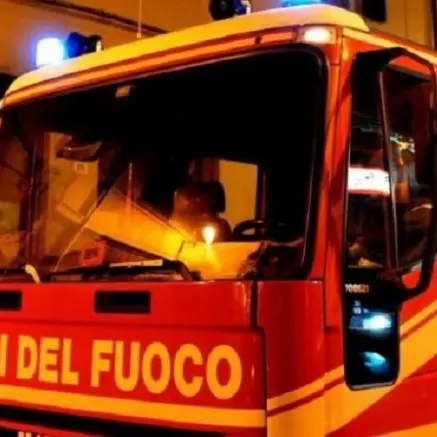 Casa in fiamme nel centro storico di Gerocarne, intervento dei Vigili del fuoco