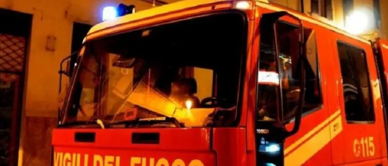 Calabria, a fuoco un'abitazione: le fiamme hanno avvolto i tre livelli della casa