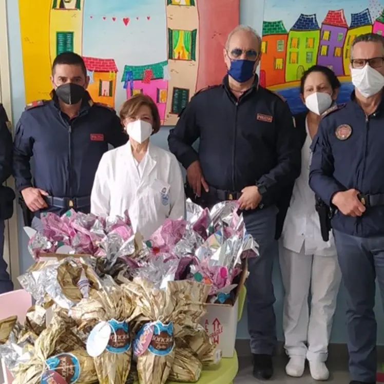 Vibo: i poliziotti di “Prevenzione Crimine” donano uova pasquali