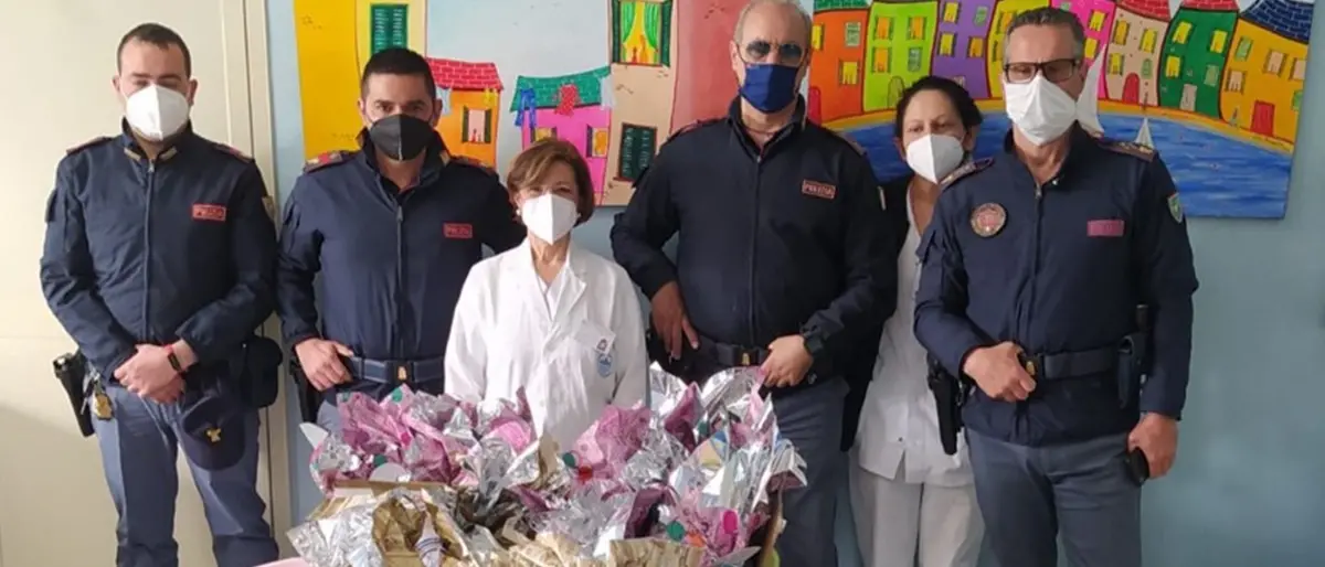 Vibo: i poliziotti di “Prevenzione Crimine” donano uova pasquali