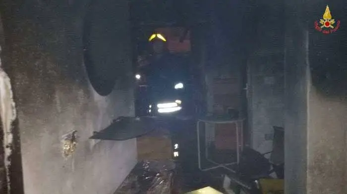 I vigili del fuoco all\\'interno dell\\'appartamento interessato da un incendio a Cir\\u00F2 Marina , ANSA
