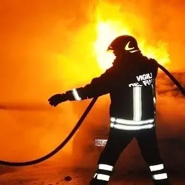 Due automobili in fiamme nella notte nel Vibonese