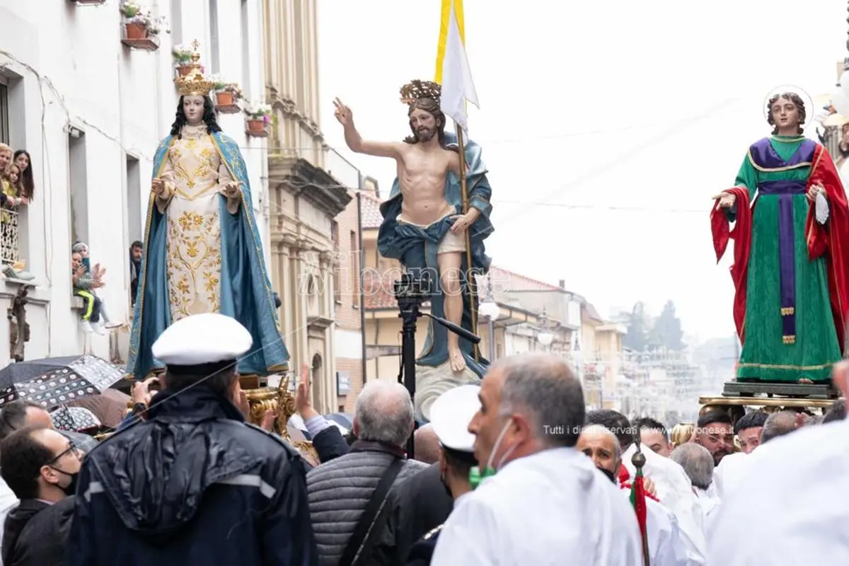 Fede e tradizione a Vibo, in migliaia per la tradizionale Affruntata - Foto/Video