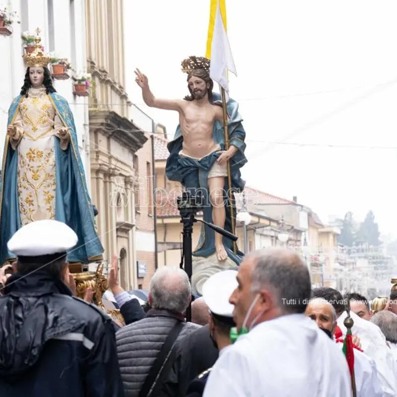 Fede e tradizione a Vibo, in migliaia per la tradizionale Affruntata - Foto/Video