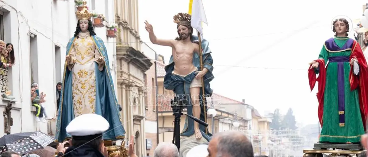 Fede e tradizione a Vibo, in migliaia per la tradizionale Affruntata - Foto/Video