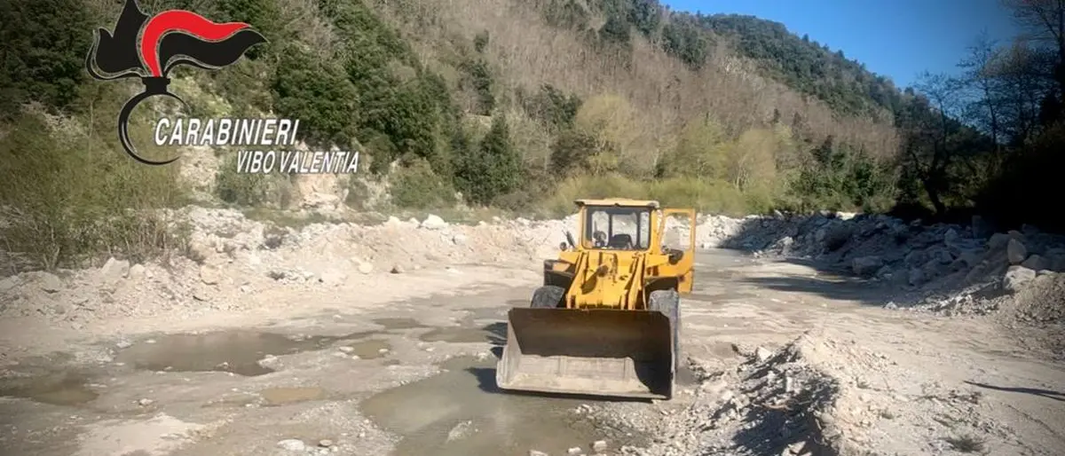 Sabbia e ghiaia prelevata dal fiume Allaro, un arresto a Fabrizia