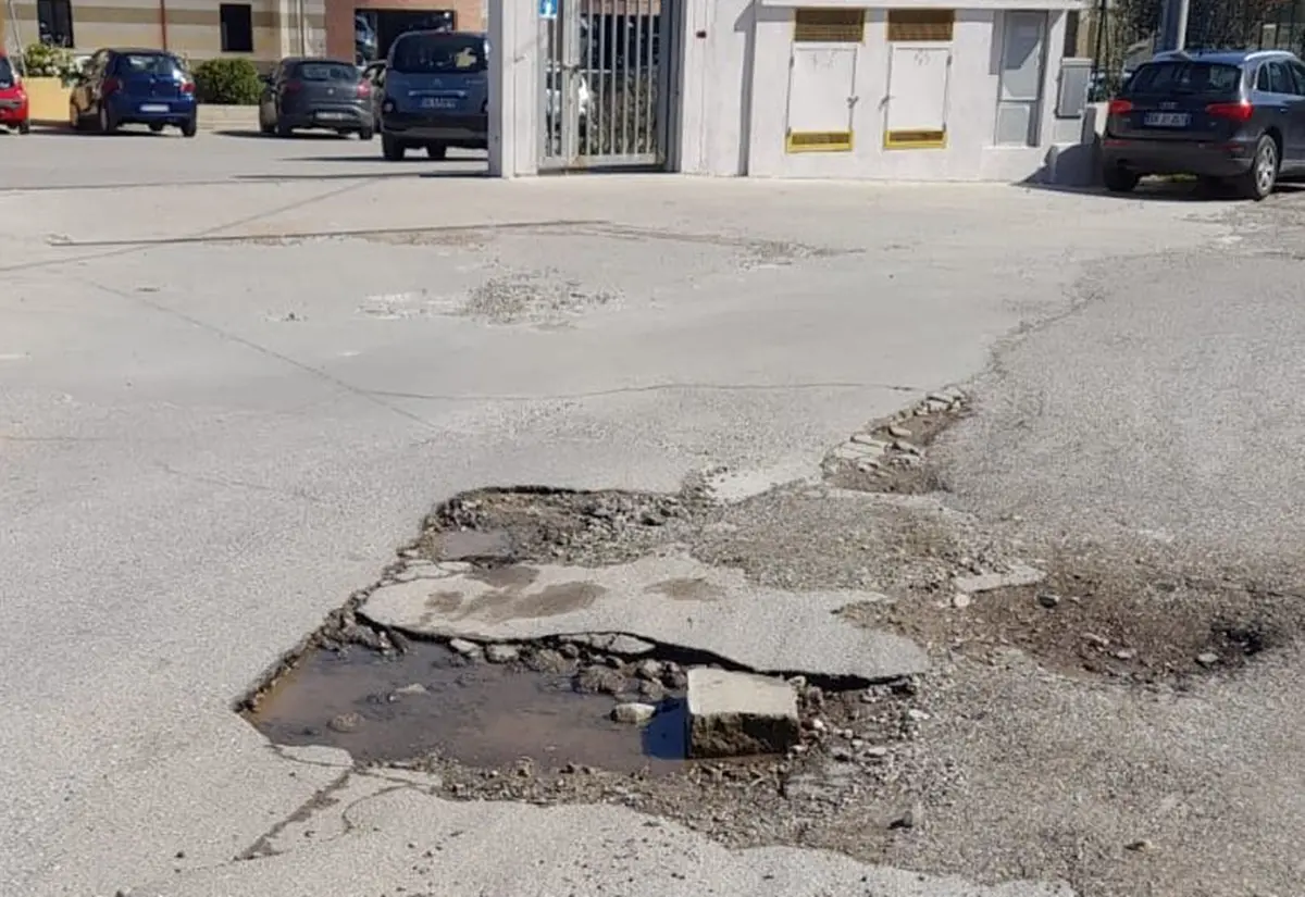 Vibo, continua l’incuria delle strade che portano ad alcuni istituti superiori