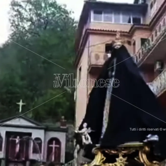 Processioni a Soriano: la statua della Madonna portata in spalla da soggetti noti alle forze dell’ordine