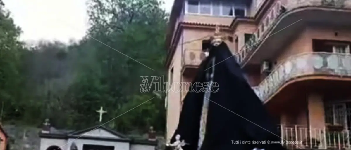 Processioni a Soriano: la statua della Madonna portata in spalla da soggetti noti alle forze dell’ordine