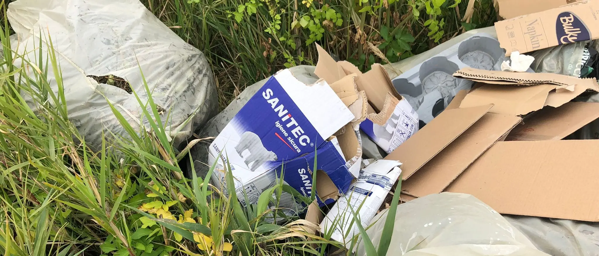 A Briatico è emergenza rifiuti: rinvenuta ancora spazzatura abbandonata per strada - Foto