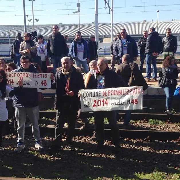 Acqua sporca a Nicotera, occupata la Stazione ferroviaria di Rosarno (VIDEO)