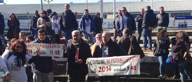 Acqua sporca a Nicotera, occupata la Stazione ferroviaria di Rosarno (VIDEO)