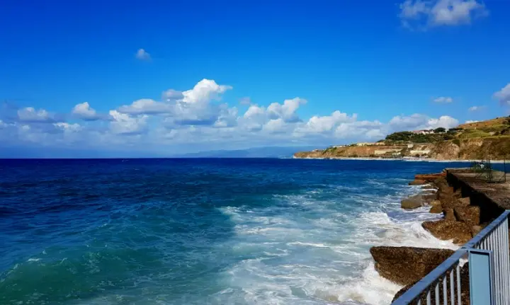 Imbarcazione si ribalta a Briatico, tratti in salvo cinque bambini
