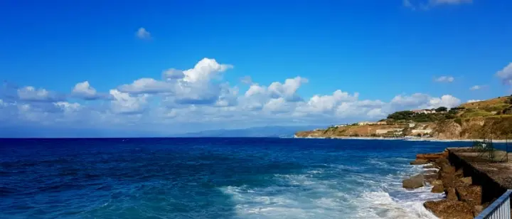 Imbarcazione si ribalta a Briatico, tratti in salvo cinque bambini