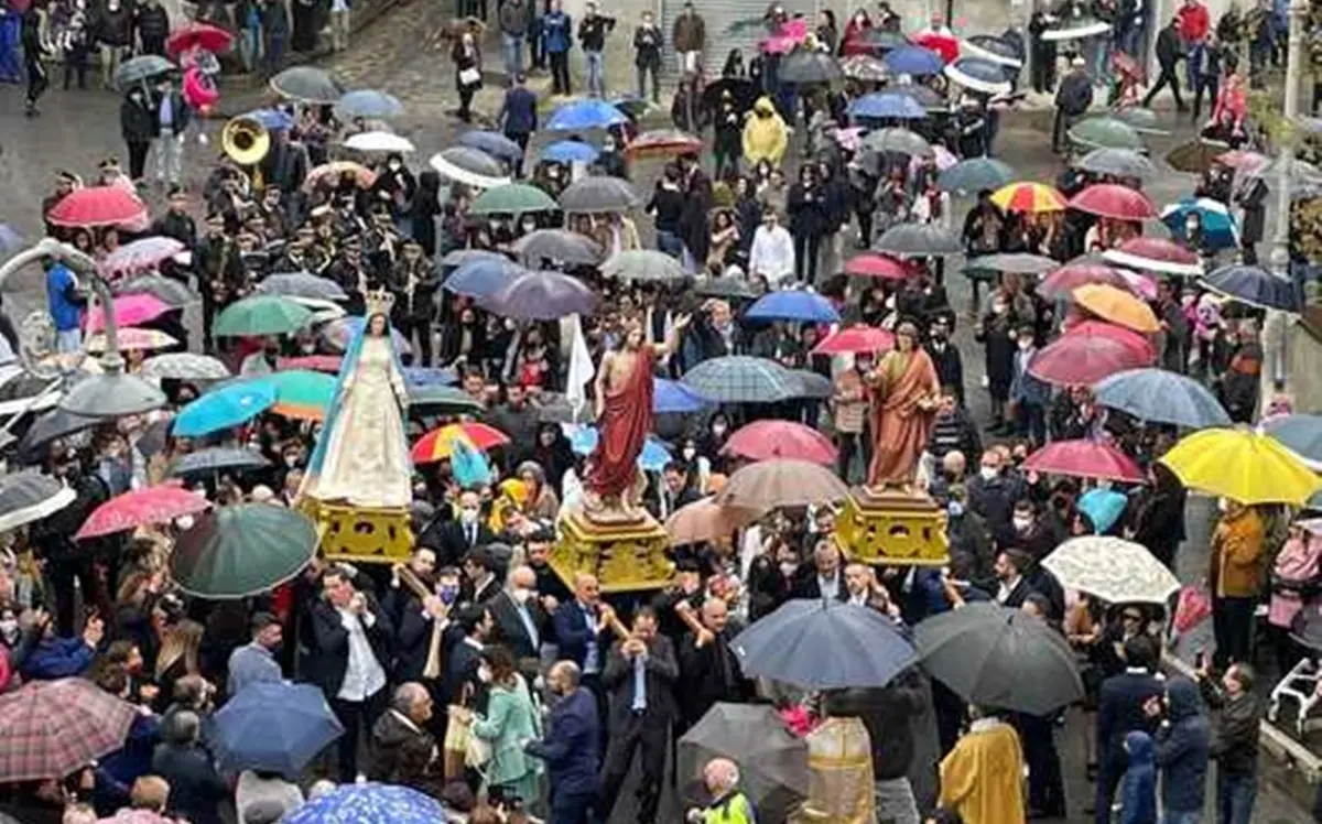 Acquaro, senza mascherina durante l'Affruntata: multe ai portantini tra cui il sindaco