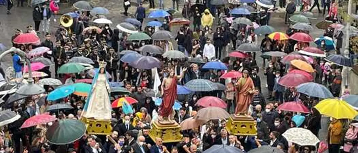 Acquaro, senza mascherina durante l'Affruntata: multe ai portantini tra cui il sindaco