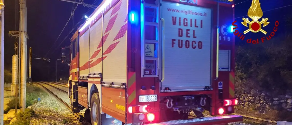Ai vigili del fuoco di Vibo assegnato un mezzo bimodale: si muove su strada e binari