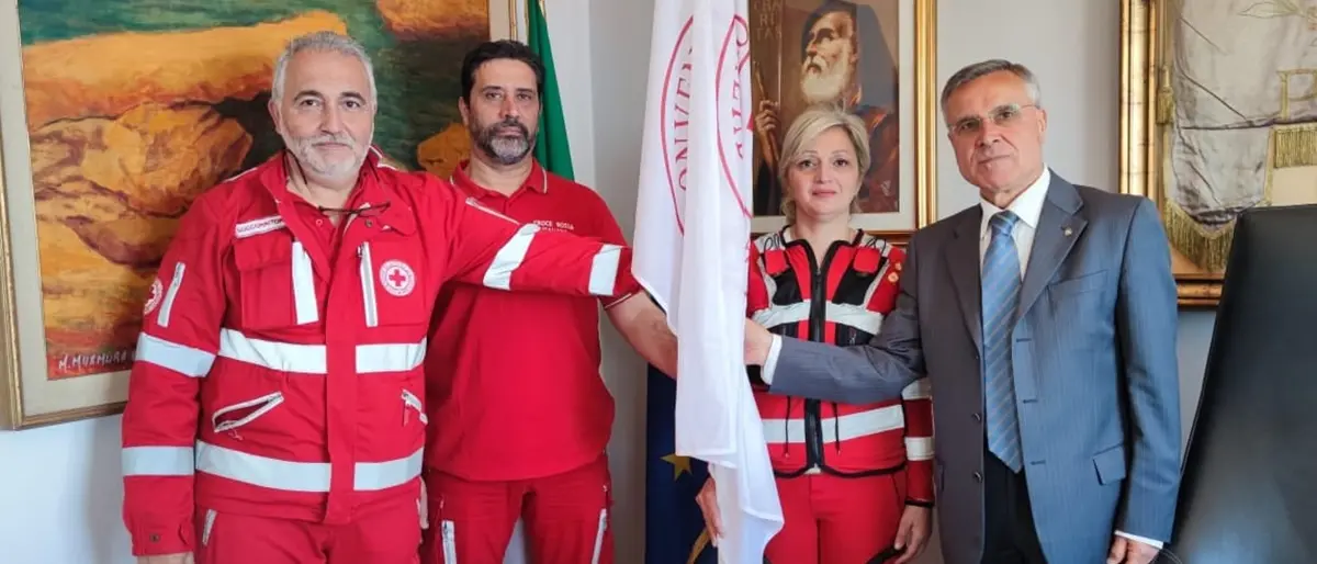 Pizzo, la Croce Rossa consegna al Comune una bandiera per l’8 maggio