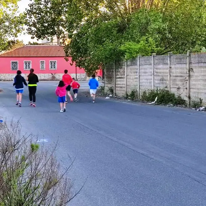 Vibo Valentia: la pista di atletica non c’è e i ragazzi si allenano per strada