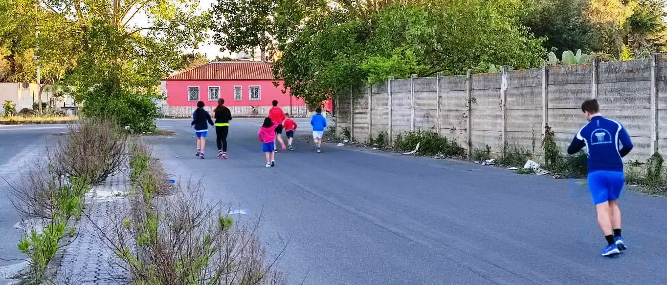 Vibo Valentia: la pista di atletica non c’è e i ragazzi si allenano per strada