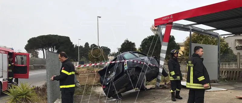 Incidente alle porte di Vibo: auto esce di strada e finisce contro un autolavaggio (VIDEO)