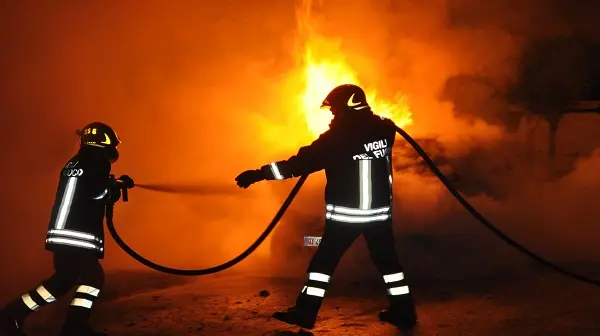 Auto di un medico in fiamme nel Vibonese