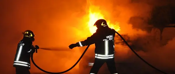Auto in fiamme a Tropea, intervento dei vigili del fuoco
