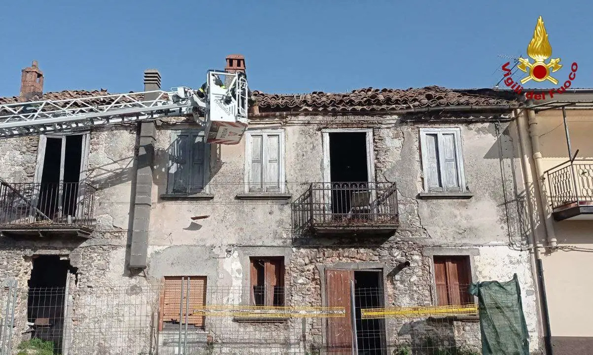 Forte vento nel Vibonese: oltre una ventina gli interventi dei vigili del fuoco - Foto