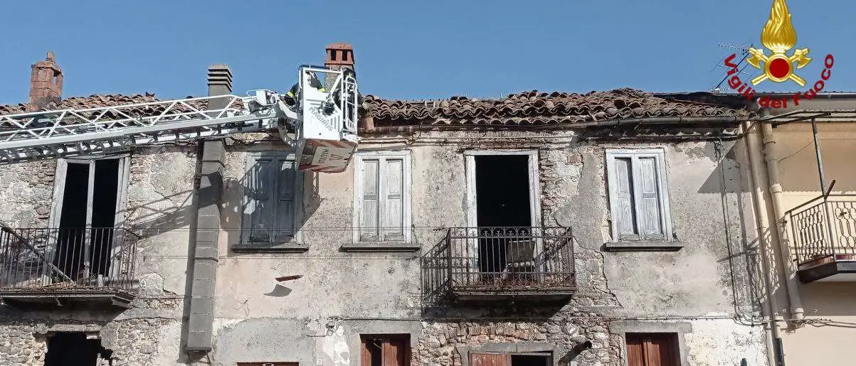 Forte vento nel Vibonese: oltre una ventina gli interventi dei vigili del fuoco - Foto
