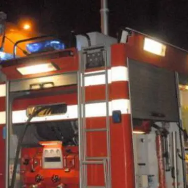 Due auto in fiamme a Vibo Marina ed un furgone incendiato a Mileto