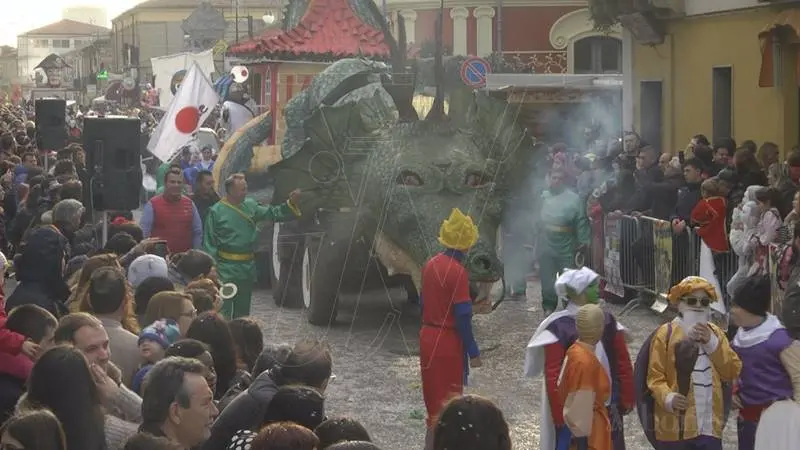 Ballerine brasiliane, majorettes e carri allegorici: a Mileto tutti pazzi per il Carnevale (VIDEO)