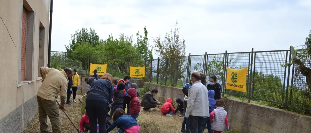 A Caroniti e Badia piantati alberi nei giardini delle scuole grazie a bambini e Legambiente