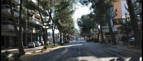 A spasso con in spalla il divano rubato da un bar, denunciato studente vibonese