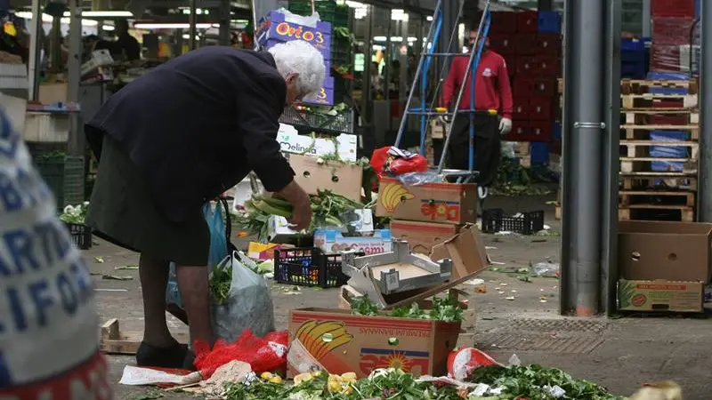 20081222- ROMA -SOI- ISTAT: 5,3% FAMIGLIE NON HA SOLDI PER IL CIBO - Foto d\\'archivio del novembre scorso mostra un\\'anziana a Roma nel mercato rionale di Val Melaina che raccoglie generi di prima necessit\\u00E0 in terra tra gli scarti . Secondo l\\'ultima indagine dell\\'Istat, a fine 2007 e\\' salito dal 4,2% al 5,3% il numero delle famiglie che ha dichiarato di avere avuto nel corso dell\\'anno \\'\\'momenti con insufficienti risorse per l\\'acquisto di cibo\\'\\'. ANSA ARCHIVIO/MASSIMO PERCOSSI / DEB , ANSA