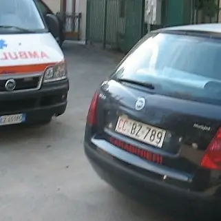 Inveisce e spintona i carabinieri, trasferito in Psichiatria a Vibo