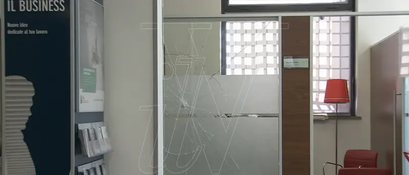 In banca con un bastone dopo una discussione per un prelievo, una denuncia a Vibo