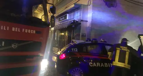 Notte di fuoco a Filadelfia: tre auto incendiate e fiamme in un intero palazzo