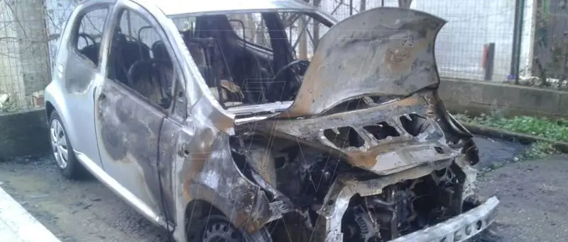 Auto in fiamme nella notte a Vena di Jonadi, indaga la polizia (FOTO)