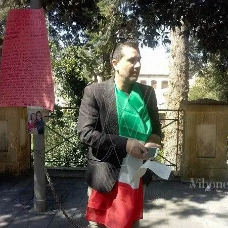 Si incatena davanti al Tribunale di Vibo: «Ridatemi le mie figlie» (VIDEO)