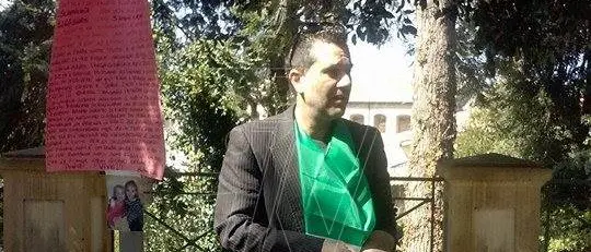 Si incatena davanti al Tribunale di Vibo: «Ridatemi le mie figlie» (VIDEO)