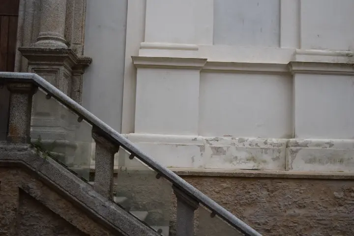 Auditorium Vibo: nonostante i lavori permane l’umidità sulla facciata