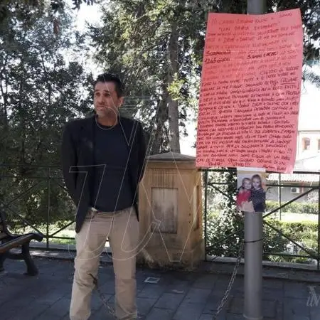 Vibo: Emiliano Russo interrompe la sua protesta dinanzi al Tribunale