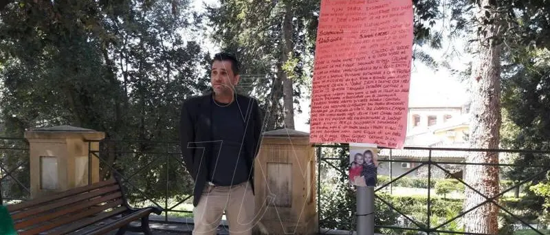 Vibo: Emiliano Russo interrompe la sua protesta dinanzi al Tribunale